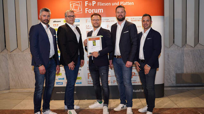 Holt mit der ganzen Mannschaft den 1. Platz in der Kategorie Fliesenkleber/Mörtel ab: Codex mit Christian Becker (Teamleiter Süd/West), Joachim Fülle (Leiter Anwendungs- &amp; Produktmanagement), Geschäftsführer Mario Meuler, Peter Busse (Teamleiter NRW) und Manuel Schwab (Verkaufsleiter, von links)