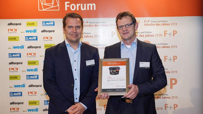 Für Ardex gab es den 2. Platz in der Kategorie Fliesenkleber/Mörtel. Der Ardex-Geschäftsführer für Marketing und Vertrieb in Deutschland, Dr. Markus Stolper (links), und Peter Metz, Produktmanager, mit der Urkunde