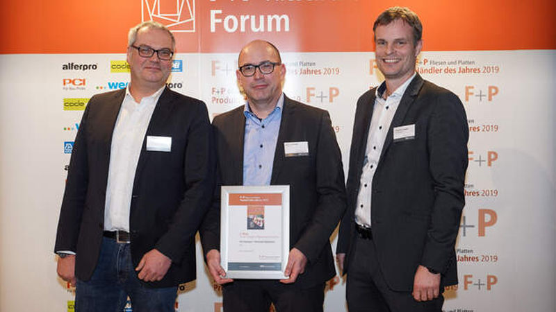 Den 3. Platz in der Kategorie Fliesenkleber/Mörtel für PCI nehmen Christian Kemptner (Pressesprecher PCI-Gruppe), Stefan Owsianski (Vertriebsleiter Nord/West) und Thorsten Leppler (Produktmanager Fliesen- und Natursteintechnik) entgegen (von links).