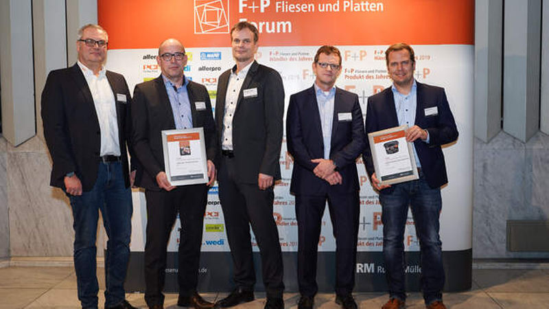 Die Sieger der Kategorie Fliesenkleber (ohne Codex): Christian Kemptner (Pressesprecher PCI-Gruppe), Stefan Owsianski (Vertriebsleiter Nord/West bei PCI) und Thorsten Leppler (Produktmanager Fliesen- und Natursteintechnik bei PCI); Ardex-Produktmanager Peter Metz und Geschäftsführer Dr. Markus Stolper (von links)