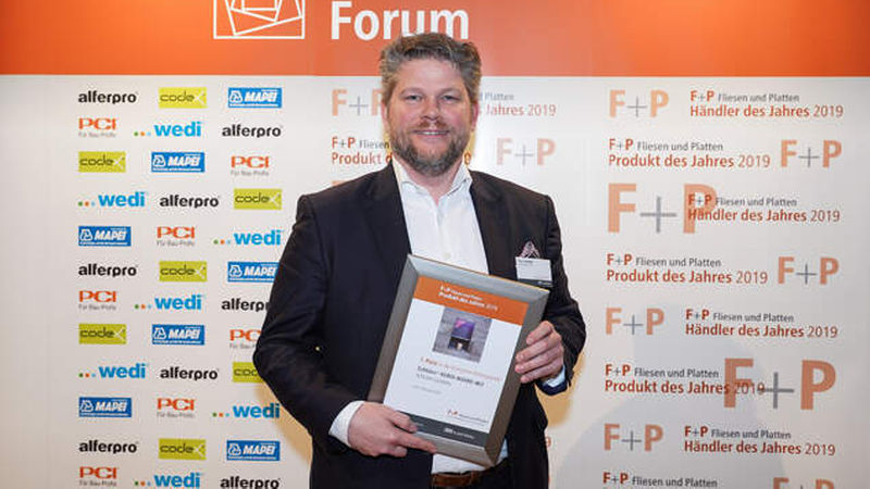 Geschäftsführer Marc Schlüter von Schlüter-Systems freut sich über Platz 1 in der Kategorie Untergründe/Abdichtungen.