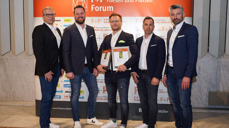 Und nochmal Codex auf die Bühne, bitte! Platz 2 in der Kategorie Untergründe wartet auf Joachim Fülle (Leiter Anwendungs- &amp; Produktmanagement), Peter Busse (Teamleiter NRW), Codex-Geschäftsführer Mario Meuler, Manuel Schwab (Verkaufsleiter) und Christian Becker (Teamleiter Süd/West, von links).