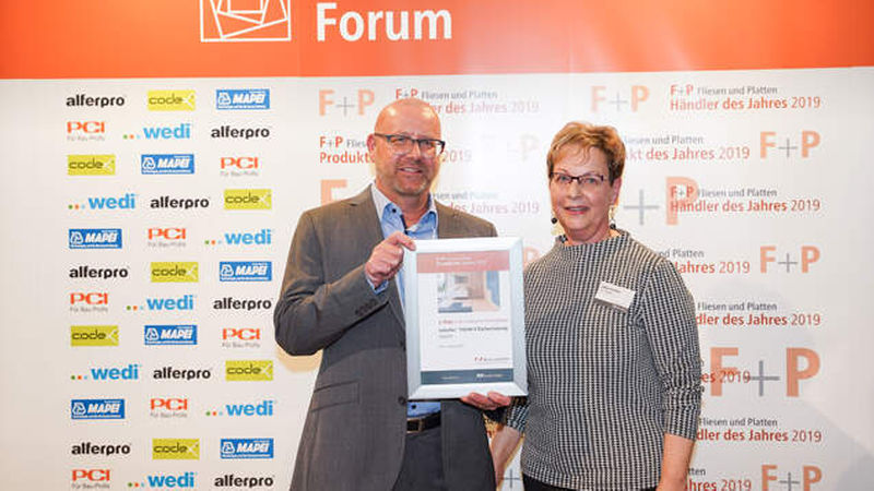 Produktmanager Andreas Miseer-Baum und Marketingmanagerin Silke Ponfick nehmen den 3. Platz in Untergründe/Abdichtungen für Gutjahr entgegen.