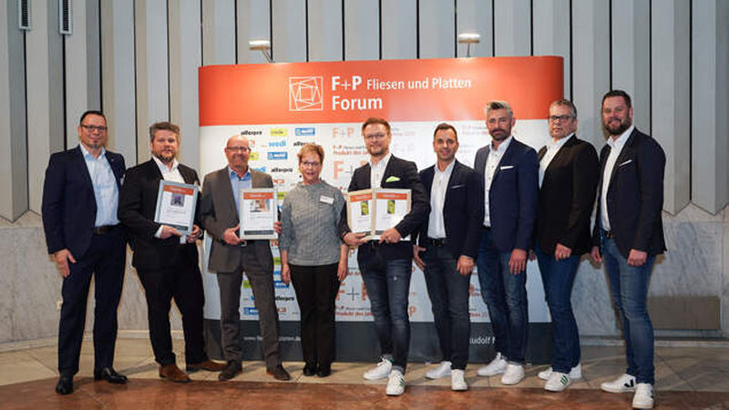 Alle Sieger der Kategorie Untergründe/Abdichtungen: Andreas Hartleib (Head of Product Management) und Marc Schlüter (Geschäftsführer) von Schlüter-Systems; Produktmanager Andreas Miseer-Baum und Marketingmanagerin Silke Ponfick von Gutjahr; und von Codex stehen Geschäftsführer Mario Meuler, Verkaufsleiter Manuel Schwab, Teamleiter Süd/West Christian Becker, Leiter Anwendungs- &amp; Produktmanagement Joachim Fülle und Teamleiter NRW Peter Busse (von links) auf dem Siegertreppchen.