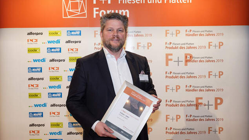 Schlüter-Geschäftsführer Marc Schlüter holt den 1. Platz ab ...
