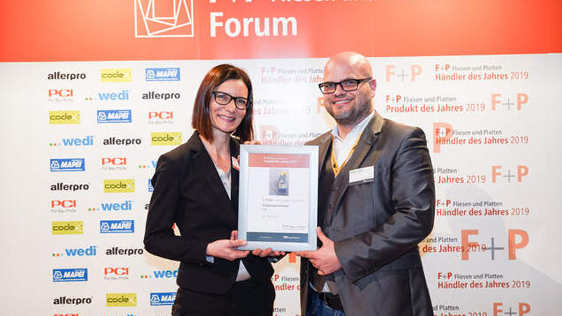 Der 3. Platz in der Kategorie Zubehör geht an Fila, für die Alexandra Becker (Press Office und Sales Consultant) und Christian Walter (Schulungsleiter) den Preis abholen.
