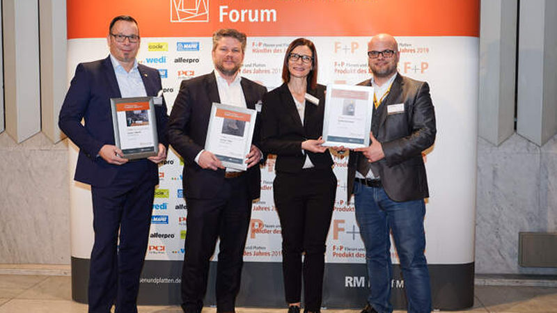 Die Preisträger der Kategorie „Zubehör“ – von links: Andreas Hartleib, Head of Product Management, und Marc Schlüter, Geschäftsführer von Schlüter-Systems; Alexandra Becker (Press Office und Sales Consultant) und Christian Walter (Schulungsleiter) von Fila