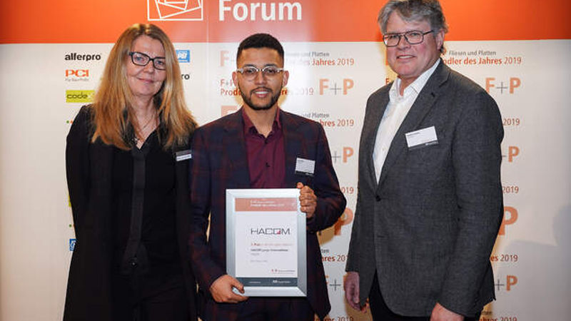 Über den 3. Platz für Hacom freuen sich Gaby van den Bos (Leiterin Vertriebsinnendienst), Louis Mills (Sales Manager HACOMplus) und Geschäftsführer Guido Schuler(von links).