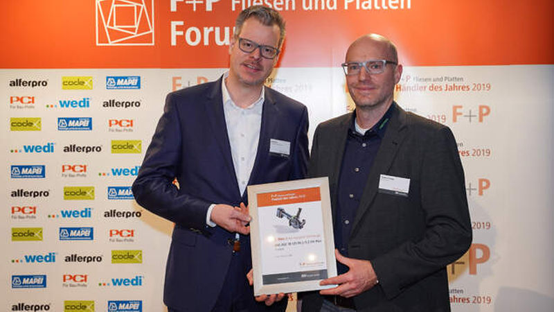 Für Festool auf Platz 2 holen Jörg Fritz (Key Account Manager Renovation, links) und Volker Kaupp (Produktmanager) die Urkunde ab.
