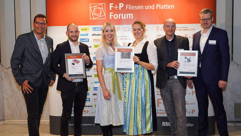 Die Besten in der Kategorie Werkzeuge: Holger Rottinghaus (Anwendungstechnik Vertrieb Bauwerkzeuge) und Verkaufsleiter Nico Nieuwenhuizen von Kronen-Hansa-Werk; Carolin Heuckmann-Wiesinger und Felizitas Heuckmann, Prokuristinnen von Karl Dahm; Produktmanager Volker Kaupp und Key Account Manager Renovation Jörg Fritz von Festool (von links)