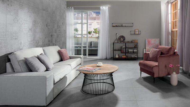 Bei der Fliesenserie „Betonico“ von Rako wird der typische Ausdruck von Betonoberflächen ergänzt durch ein Dekor im Retro-Design. (Fotos: Rako)<br>