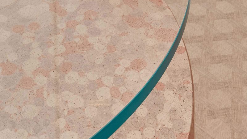 Die Ladentheke wurde mit dem zementär gebundenen Silipol aus Porphyr-, Marmor- und Granitkörnungen in einem „fleckartigen“ Look verkleidet.  