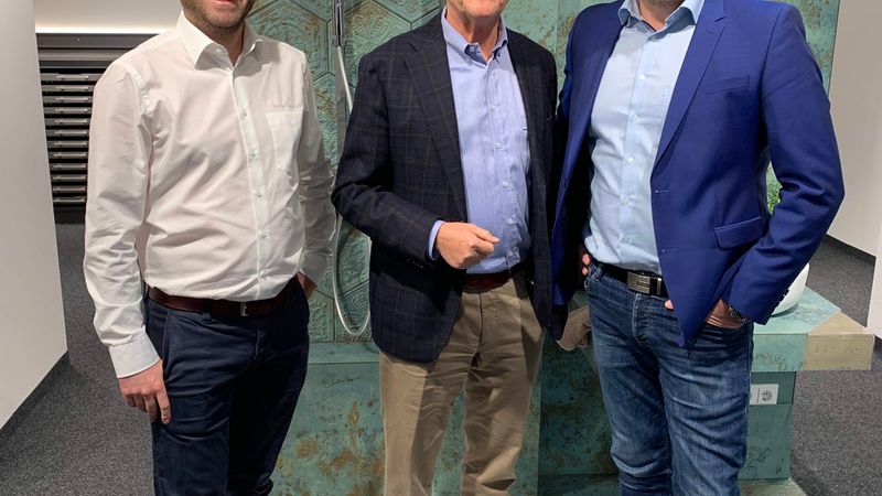 Ausstellungsleiter Michael Walenta (links), Geschäftsführer Dr. Michael Mahler (Mitte) und Peter Wentzky, Prokurist und Leiter Sparte Fliesen, vor einer der außergewöhnlicheren Kojen in puncto Farbe und Haptik 