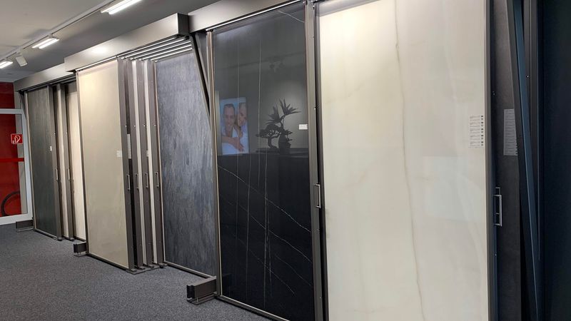 XXL-Fliesen sind in jeder modernen Ausstellung fast schon ein Muss – so auch in Augsburg.