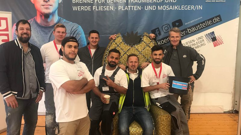 Der Thron wurde auch zum Motiv von Fliesenlegermeistern, Azubis und Ausbildern. Links im Bild sehen Sie Michél Müller, auf dem Thron sitzend Ausbilder Christian Raddatz und rechts Stefan Bohlken, Obermeister der Fliesen- und Naturstein-Innung Oldenburg. 