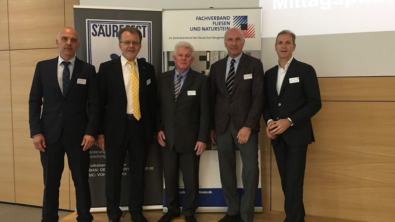 Premiere für Diplom-Ingenieur Friedrich Höltkemeyer, Geschäftsführer der SFV, Horst Barisch, Vorstandsvorsitzender der SFV, Gastgeber Werner Schlüter, FFN-Vorstandsvorsitzender Karl-Hans Körner und Rudolf Voos, FFN-Geschäftsführer (von links)<br>(Foto: sg)<br>