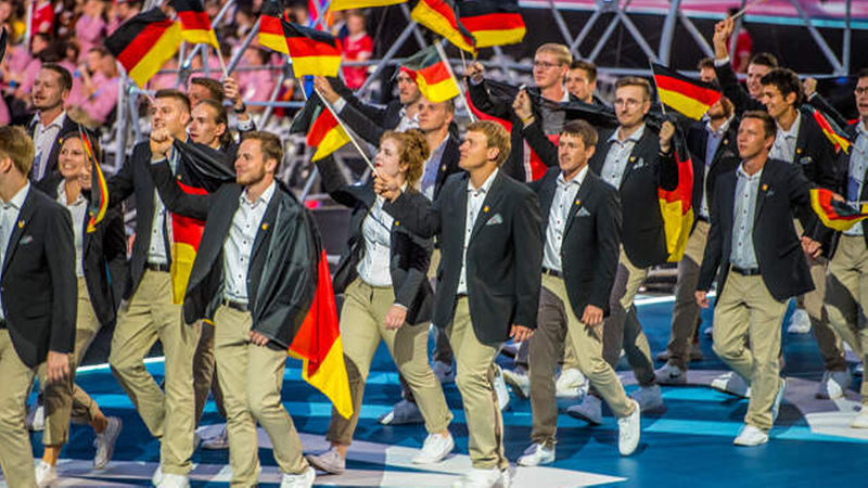 Auch Fliesenleger Jannis Gentner (links) genoss die Atmosphäre beim Einzug der Nationen. (Foto: WorldSkills)