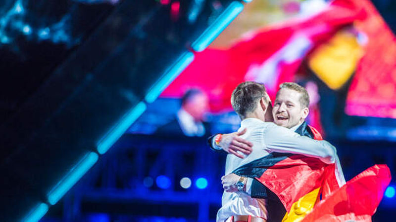Riesenfreude bei Janis Genter (rechts) und Renato Leo über Gold. (Foto: WorldSkills)