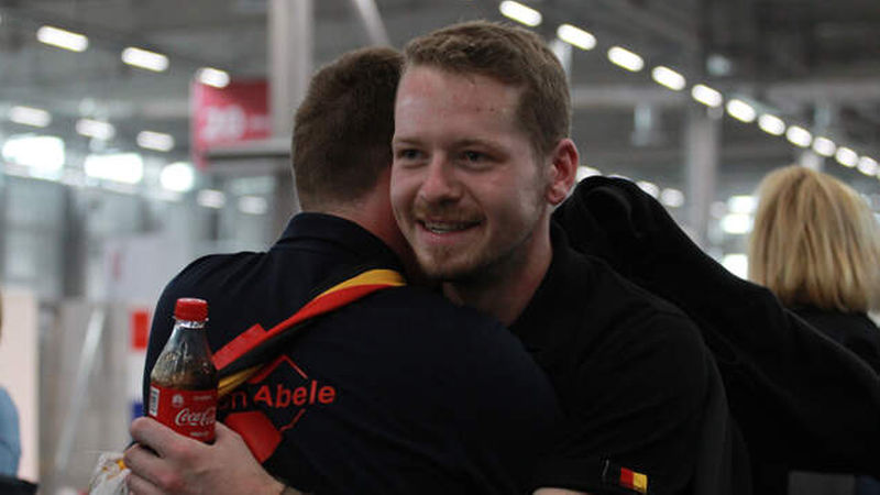 Glückwünsche vom Chef, Patrick Abele, an seinen Gesellen (Foto: WorldSkills)