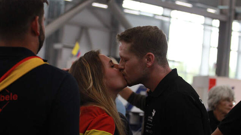 Das Siegerküsschen von der Freundin darf natürlich auch nicht fehlen ... (Foto: WorldSkills)