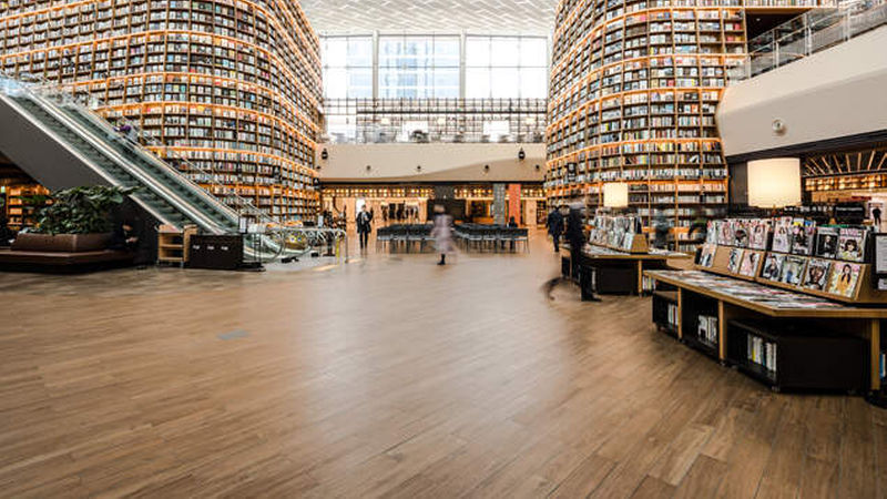 Haushohe Regalbauten, Fliesen in Holzoptik und eine lichtdurchlässige Dachkonstruktion verleihen der „Starfield Library“ ihre besondere Ausstrahlung. (Fotos: Marca Corona)