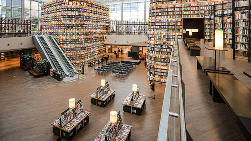 Im Innenraum finden auch Kulturevents statt Auf der zweiten Ebene wurden Sitzbereiche und bestuhlte Lesenischen eingerichtet. 