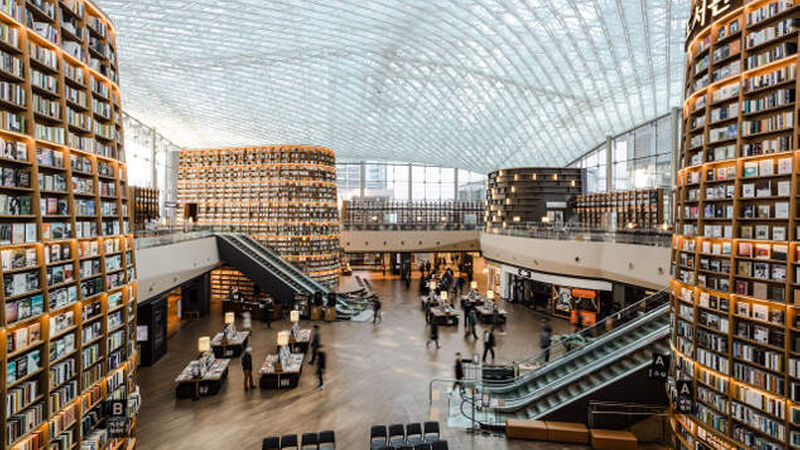 Die Regalkonstruktionen sind 13 Meter hoch.