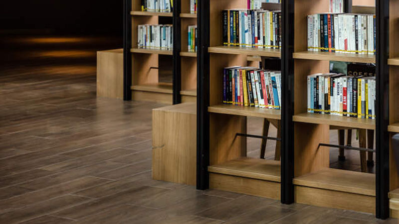 Die Keramikfliesen des Herstellers Marca Corona schaffen eine fast wohnliche Atmosphäre.