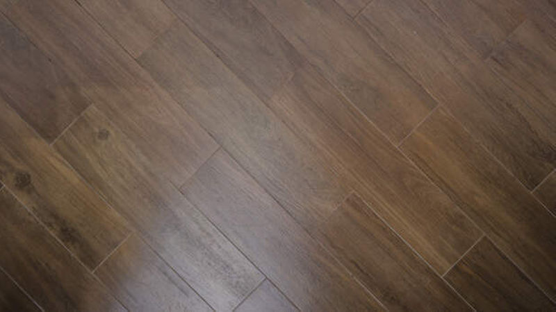 Die rektifizierten Fliesen wurden mit sehr schmalen Fugen verlegt.