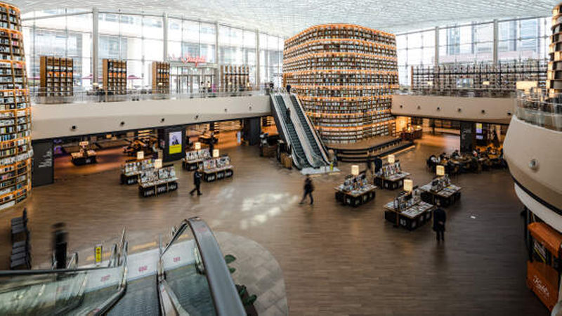 Die Interessierten erreichen die Bücherei beim Verlassen der unterirdischen Einkaufszonen. Seit Eröffnung der „Starfield Library“ sei die Kundenfrequenz um 30 Prozent gestiegen.