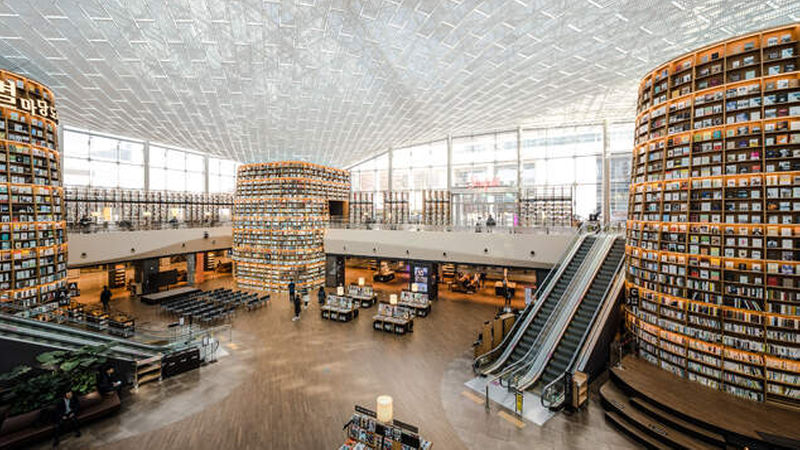 Die imposante Einrichtung ist Bücherei und Treffpunkt zugleich.