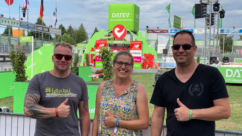 Zuversichtlich und bestens gelaunt zeigten sich die Staffelteilnehmer Thorsten Meusel, Monika Lambertz und Oliver Schweizer am Abend vor dem Triathlon, im Hintergrund der Zielbogen. (Foto: nb)
