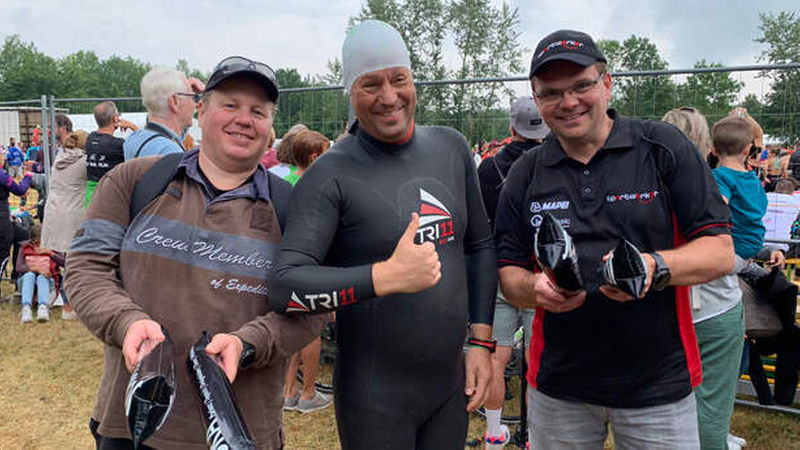 Frank Roß (links) und Andreas Max (rechts) gut gelaunt mit „ihrem“ Schwimmer vorm Start (Foto: nb)
