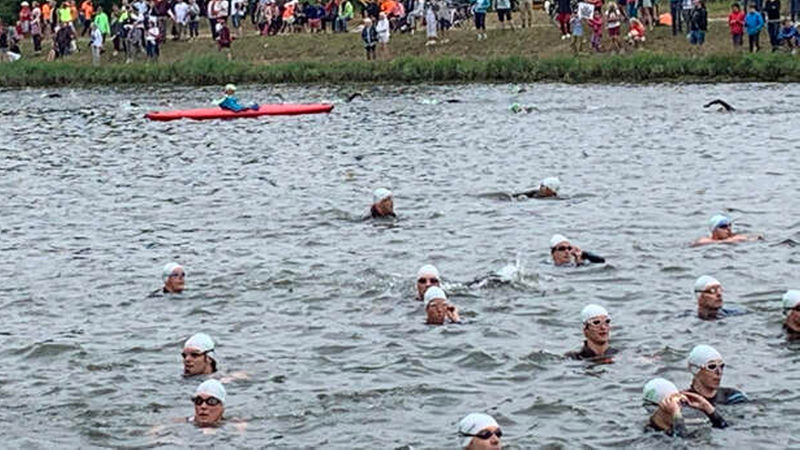 Sammeln im Wasser kurz vorm Startschuss – Oliver Schweizer ist oben links zu sehen. (Foto: nb)