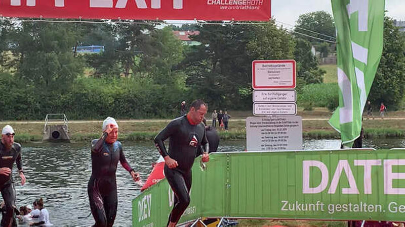 Geschafft: Oliver Schweizer hat das Wasser verlassen und ist auf dem Weg zur Wechselzone. (Foto: nb)