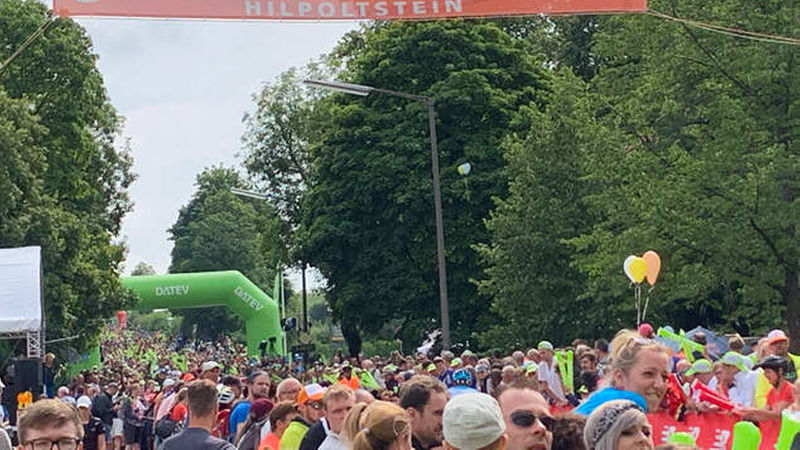 Tausende Zuschauer standen am Solarer Berg, um die Radfahrer  anzufeuern. (Foto: nb)