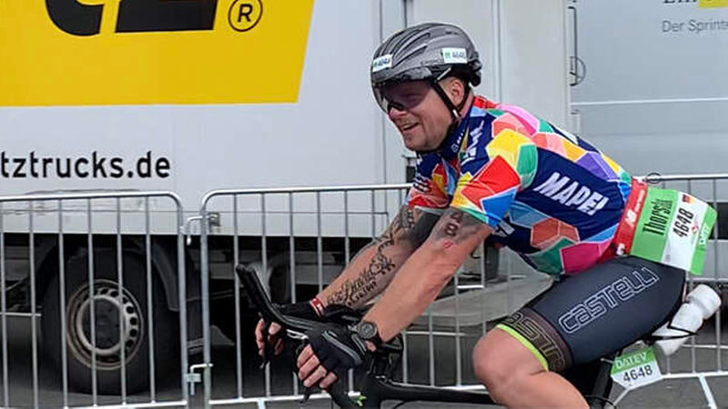 Happy: Thorsten Meusel kurz vor der 2. Wechselzone – und froh, schneller als gedacht, den Transponder an Monika Lambertz übergeben zu können. (Foto: nb)
