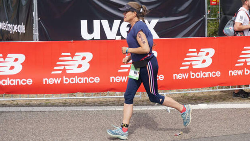 Kurz nach dem Wechsel: Monika Lambertz ist locker und leichtfüßig auf die Marathonstrecke gestartet. (Foto: Sportwerker)