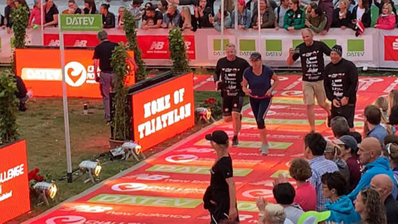 Roter Teppich bei der Schlussrunde für die drei Staffelteilnehmer, Thomas Meßner (im Hintergrund) und Anja Ganser (im Vordergrund) von den Sportwerkern filmten die Finishline. (Foto: nb)