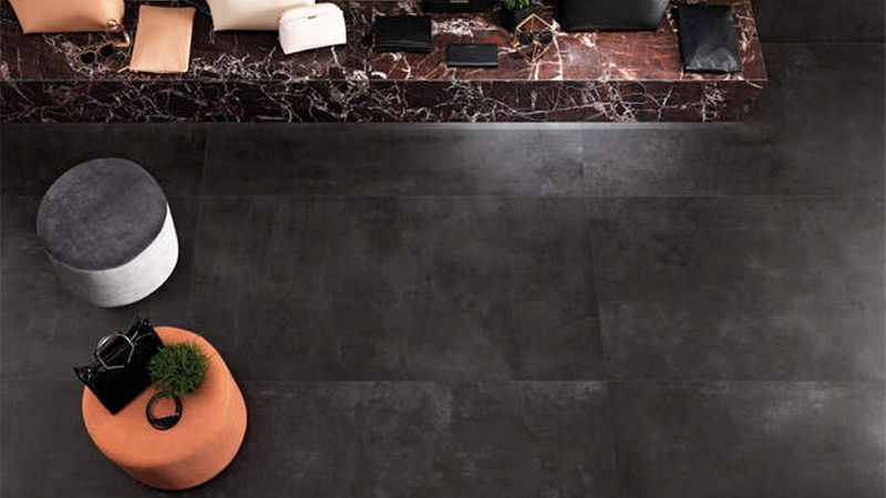 Urbaner Look: „Boost“ im Farbton „Tarmac“ kombiniert mit „Marvel“ in Marmoroptik. (Foto: Atlas Concorde)