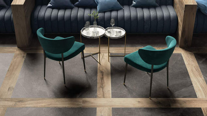 Die Farbe „Mud“ der Kollektion „Storm“ harmoniert im Bild in Kassettenoptik mit der Holznachbildung „Legend“ in der Version „Havana“. (Foto: ABK Group)
