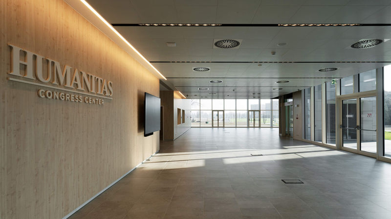 Der erste Preis ging hier an den Architekten Filippo Taidelli für die beiden Objekte „Humanitas University Campus“ und „Humanitas Congress Center“ im Raum Mailand. In den beiden modernen Bauten verkleiden und strukturieren Keramikfliesen in erdwarmen Tönen die hinterlüfteten Außenfassaden und die Innenräume. (Foto: Andrea Matiradonna)
