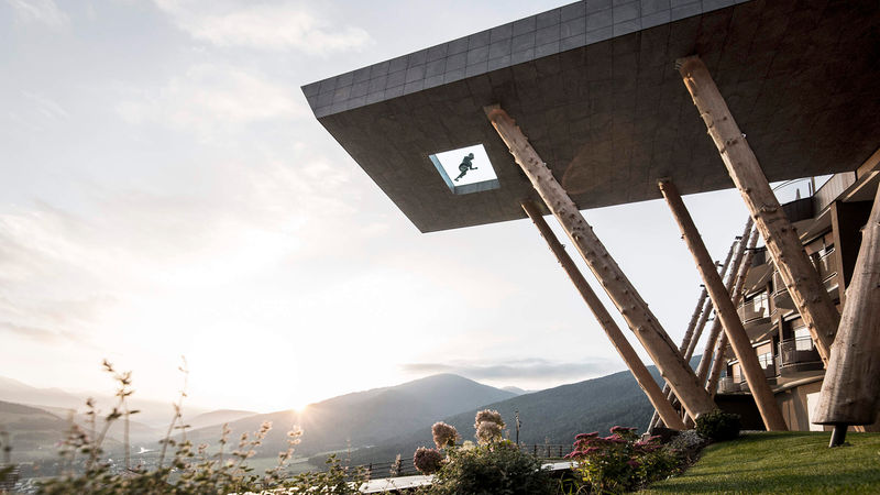 Das mit Keramikfliesen verkleidete Becken im „Alpin Panorama Hotel Hubertus“ im Südtiroler Städtchen Geiselsberg wird von riesigen Baumstämmen gestützt, die die naturbelassene Ausstrahlung der Konstruktion unterstreicht. Auch das Innere des Hotels wartet mit urig designten Gestaltungen in Keramik auf. Das Büro „NOA Network of Architecture“ aus Bozen bekam hierfür den ersten Preis. (Foto: Alex Filz)