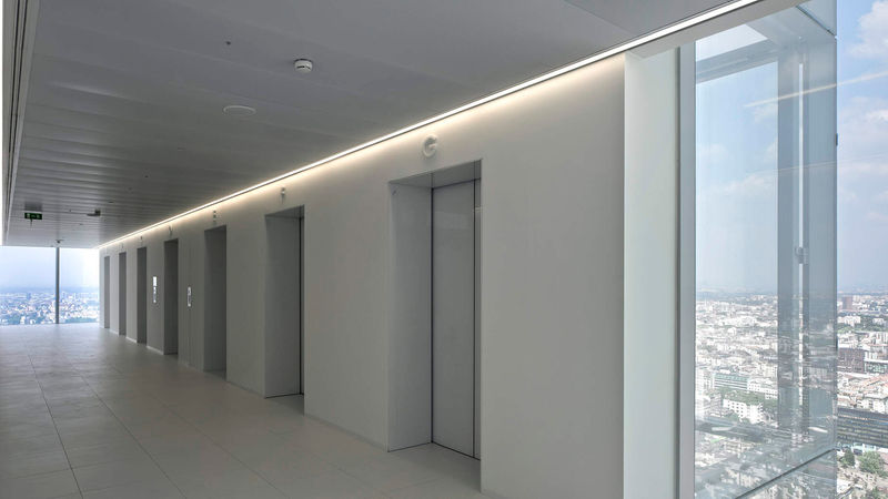 Im Mailänder „Turm der Allianz“ („Torre Allianz“) des gleichnamigen Versicherungsunternehmens gibt die Farbe Weiß auch in keramischer Form den Ton an: Und so wie der Büroturm immer höher in Richtung Licht zu streben scheint, geben sich auch die transparent wirkenden Räume und Korridore, die von den Architekten Arata Isozaki und Andrea Maffei gestaltet wurden. Das Projekt kam auf Platz zwei. (Foto: Alessandra Chemollo)
