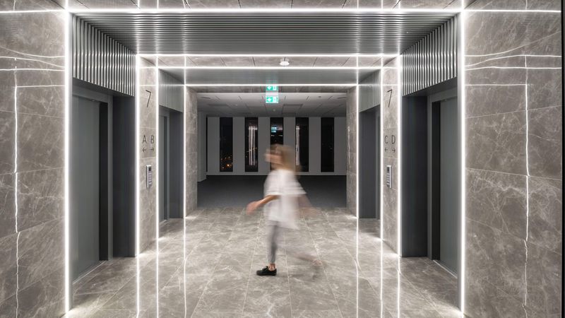 Der dritte Preis ging an den „VOX Technology Park“ in Timisoara in Rumänien. Die Architektin Mihaela Rusulet aus dem Büro Arca komponierte aus polierten Keramikfliesen in Natursteinoptik und Lichteffekten ein technologieaffines und hierin auch zuweilen opulent wirkendes Ambiente. Die Verlegung der Fliesen auch im Deckenbereich lässt manche Räume wie einen keramischen Kokon erscheinen. (Foto: Ovidiu Micsa)<br>