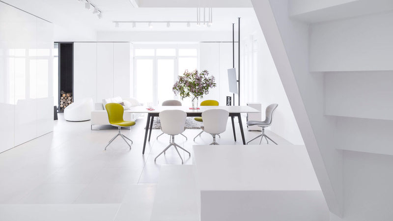 Die Privatvilla „E. House“ im ungarischen Egerszalók (2. Platz) vermittelt durch die Verwendung von weißfarbiger Keramik, Glas und Schiebetüren eine wohnliche Leichtigkeit und neutrale Ausgeglichenheit, die die Jury mit dem zweiten Platz an die Architektin Glória Papp honorierte. (Foto: Casalgrande Padana)