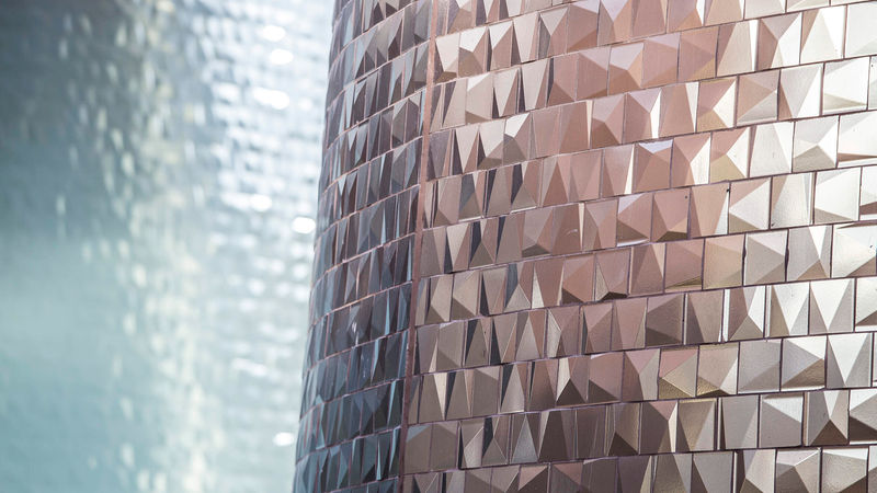 An den beiden Gebäudehüllen wurden die diamantförmigen Fliesen der Kollektion „Boa“ angebracht. Die Keramik verleiht den Flächen eine skulpturale Ausstrahlung, die der einer bossierten Fassade ähnlich ist.  (Foto: Stefano Anzini)