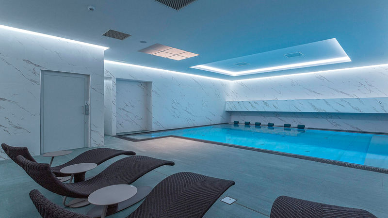 Das Wellness-Center „Klab“ im italienischen Prato erreichte den zweiten Platz. Die Architekten des italienischen Büros Cipiuelle nutzten hier das Potenzial großformatiger Keramikfliesen, um die strenge Geometrie der Räumlichkeiten der Spa-Einrichtung zu verdeutlichen. Jeder Raum empfängt den Besucher in einem angenehmen und erlebnisorientierten Ambiente, in dem Farben, Motive und Oberflächen der Keramik den durchdachten Parcours der Körperpflege sichtbar unterstreichen. (Foto: Casalgrande Padana)
