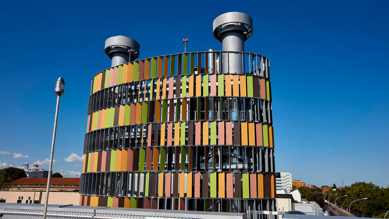 Fünf weitere Projekte fanden im Rahmen des Wettbewerbs eine Erwähnung durch die Jury. Stellvertretend sei hier die ungewöhnliche keramische Verkleidung des Wärmekraftwerks des Versorgungsanbieters Heratech srl in Bologna genannt, dessen Lüftungsschächte durch farbige, vertikale Keramiklamellen umschirmt werden. Die originelle Lösung wurde von dem Architekten Andrea Zanarini kreiert. (Foto: Massimo Gennari)