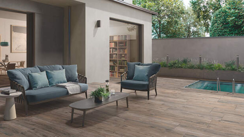 Holzoptik liegt schwer im Trend – dazu passt die Serie „Oak Line Garden“, hier im Farbton „Walnut“.